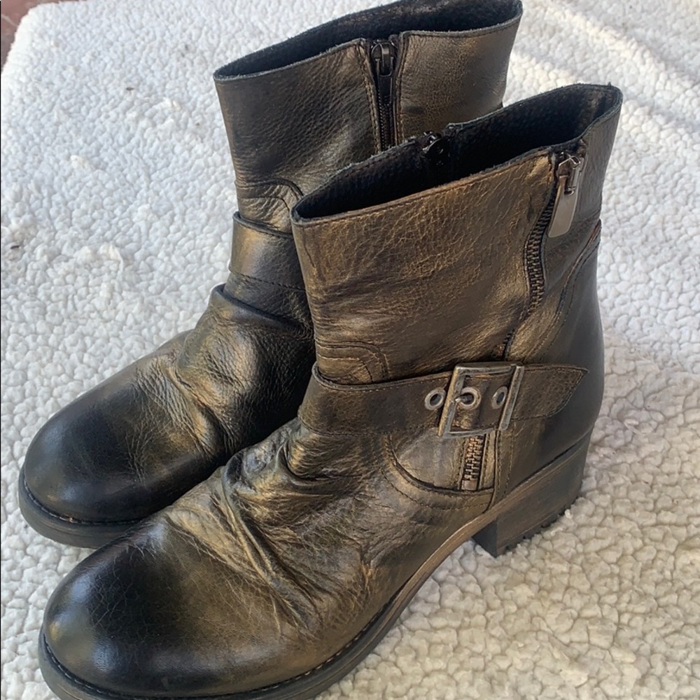 Bronze metallic leather Booties. EUC. comfortable